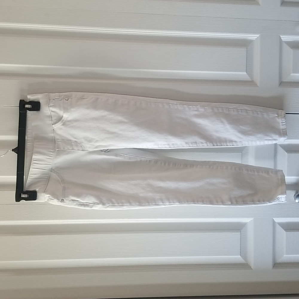White Simply Vera Vera Wang capris.